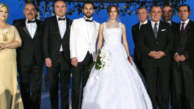 Ea e muza jucătorului pe care-l divinizează toată Turcia. Selcuk ”Xavi” Inan a adus calificarea directă a Turciei la Euro 2016 cu o bijuterie de gol, în ultimul minut. ^Cum au reacționat comentatorii turci. Imaginile FERICIRII de la Konya