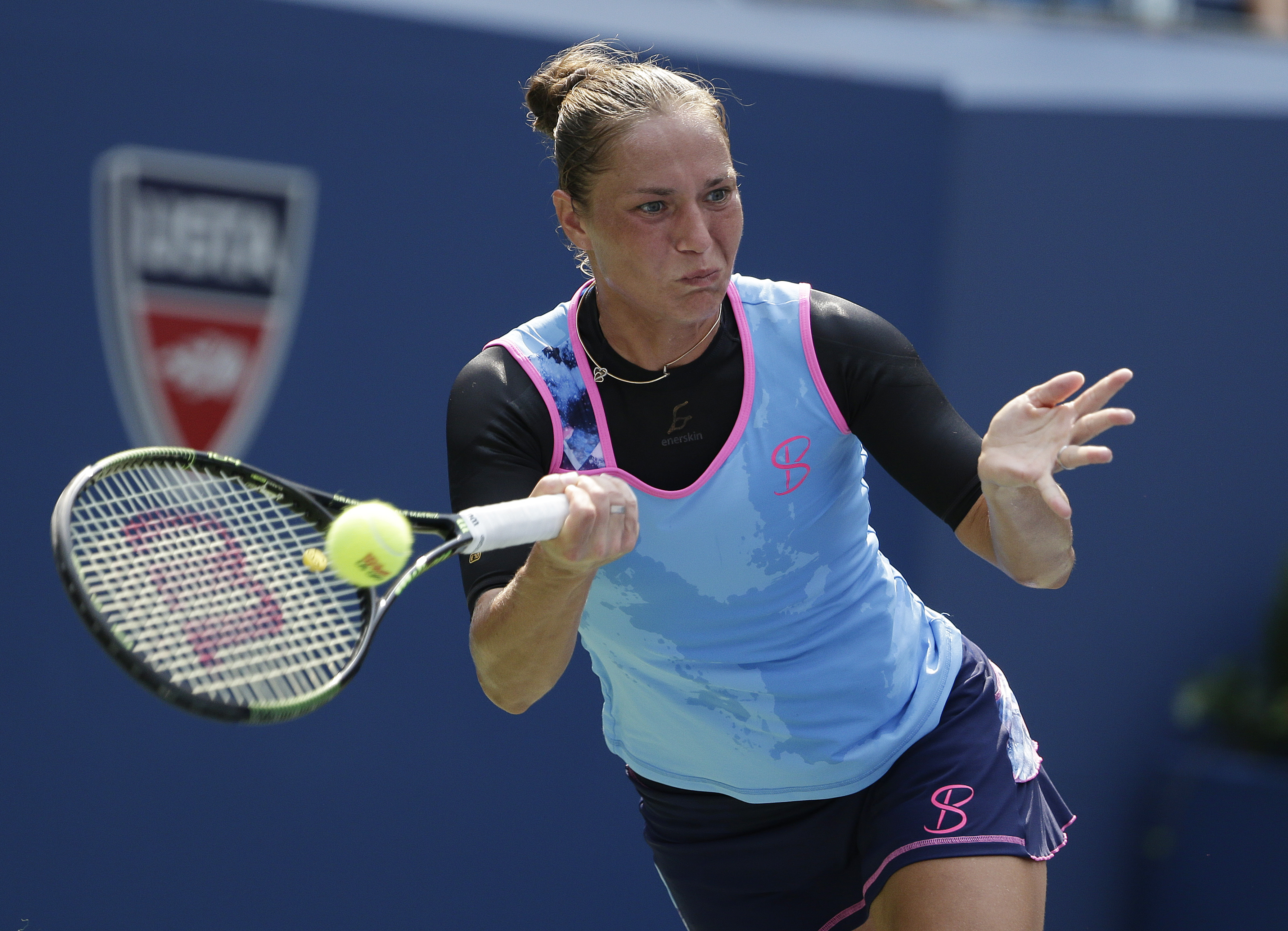 Simona Halep a câștigat în 77 de minute partida cu Katerina Bondarenko și e în turul 3 la US Open. ^”Simona, I love you!”, i-a strigat un american. Ceilalți tricolori intrați joi în concurs au căzut pe capete / LIVE BLOG & GALERIE FOTO