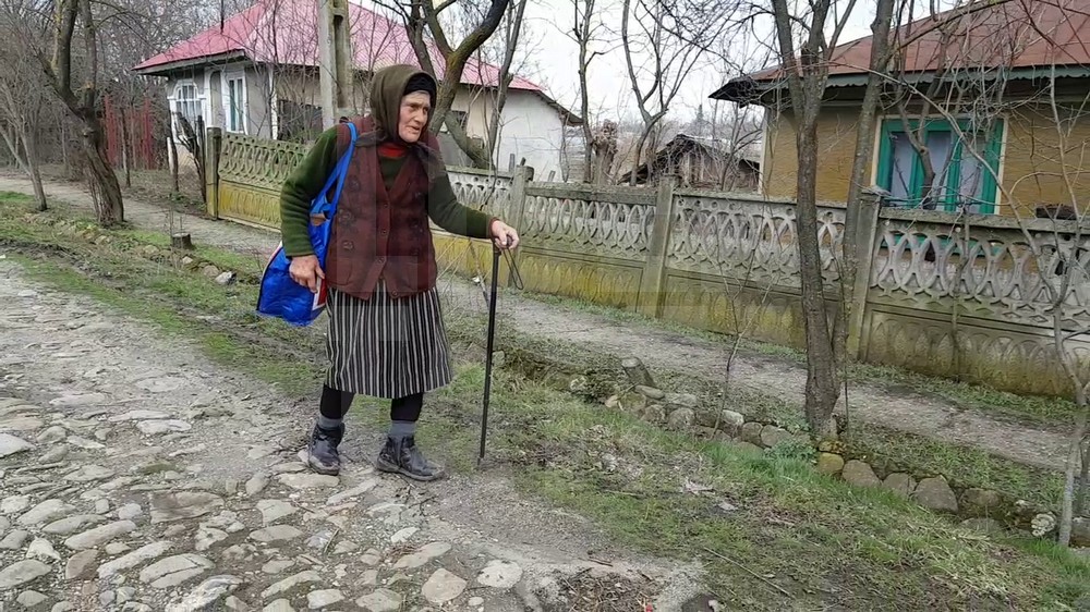 VIDEO/Inundații în Teleorman. Localitatea Drăgăneşti-Vlaşca, lovită a doua oară în câteva zile de o viitură. ”Suntem blestemaţi să trăim aşa!”