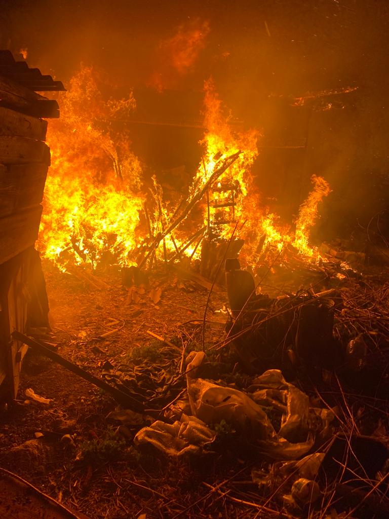 Doi frați din Neamț au murit noaptea trecută într-un incendiu violent. Casa s-a prăbușit după ce două butelii au explodat
