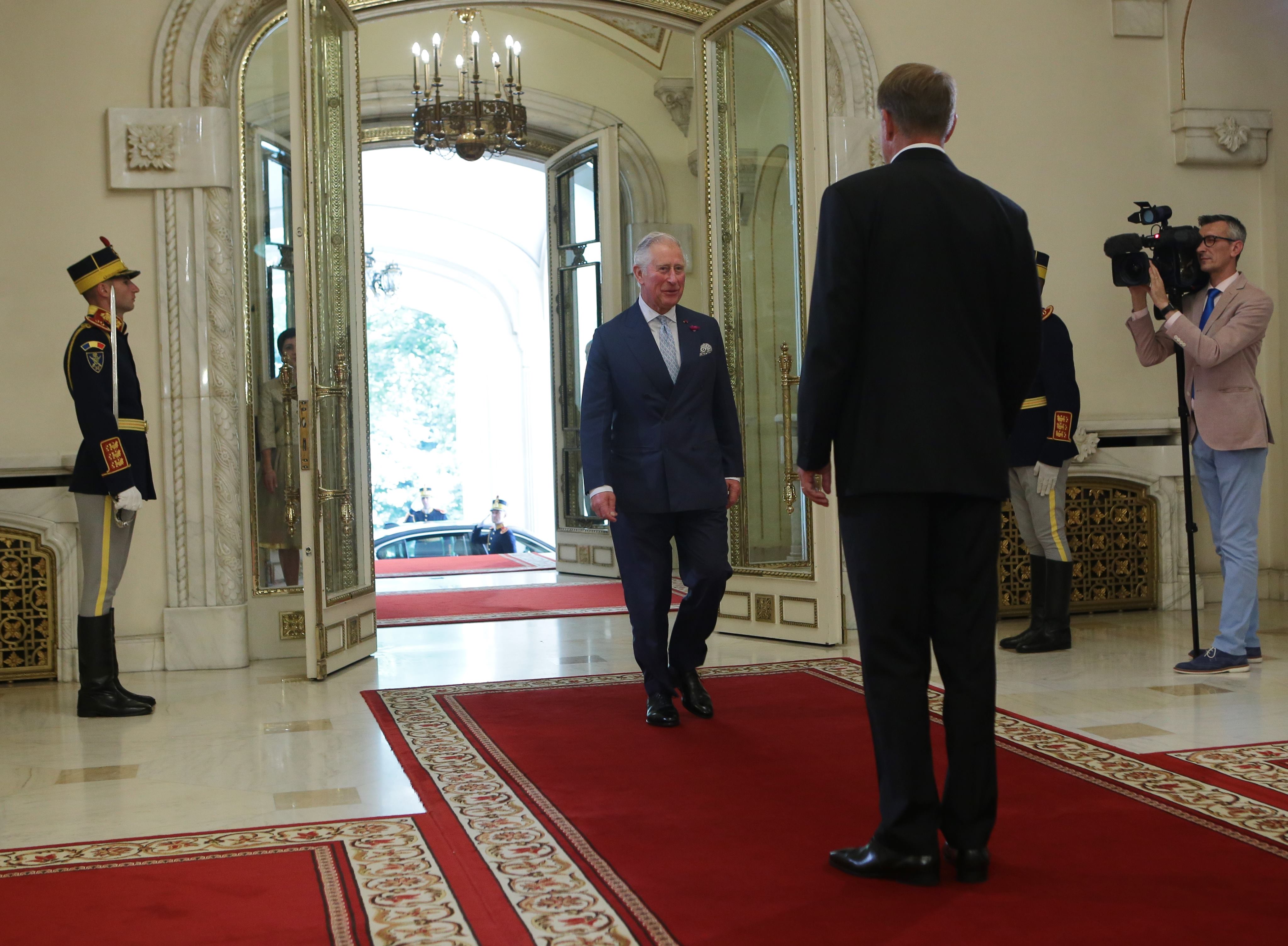 FOTO. Prințul Charles, vizită oficială în România; S-a întâlnit cu președintele Iohannis, cu premierul Dăncilă și Custodele Coroanei