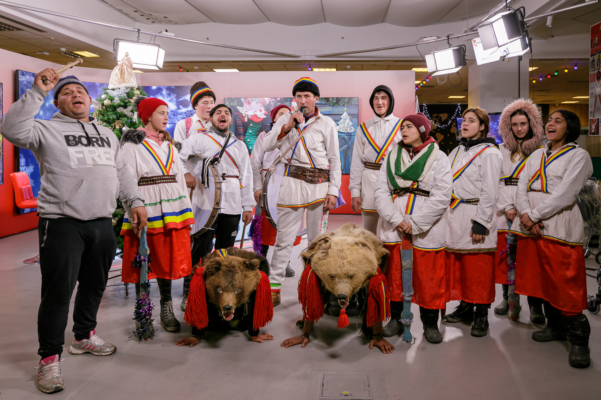 La Dărmănești, Bacău, jocul ursului datează de secole. Tradiția nu exclude boxele, inspirația de pe YouTube și mersul cu metroul în Capitală: “Urșii mei nu trebuie tunși, numai cheptănați și unși!”