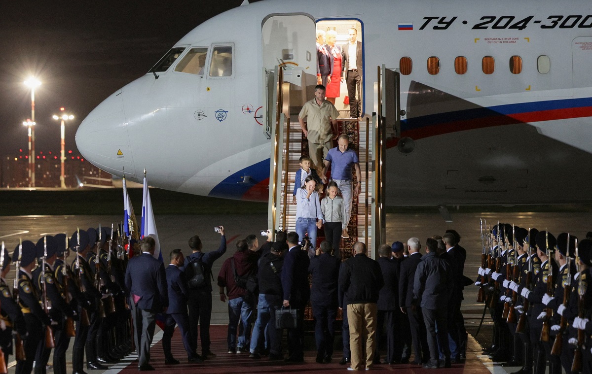 Un asasin, o familie de spioni și copiii lor și un infractor informatic, printre rușii eliberați de Occident. Putin i-a așteptat cu garda de onoare