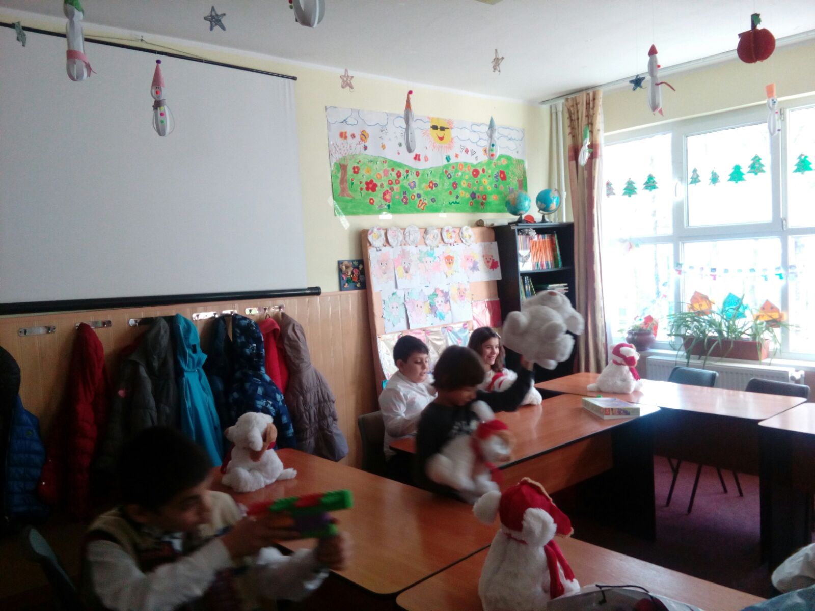 REPORTAJ/Au parte doar uneori de o masă caldă pe zi și îl așteaptă cu înfrigurare pe Moș Crăciun| FOTO