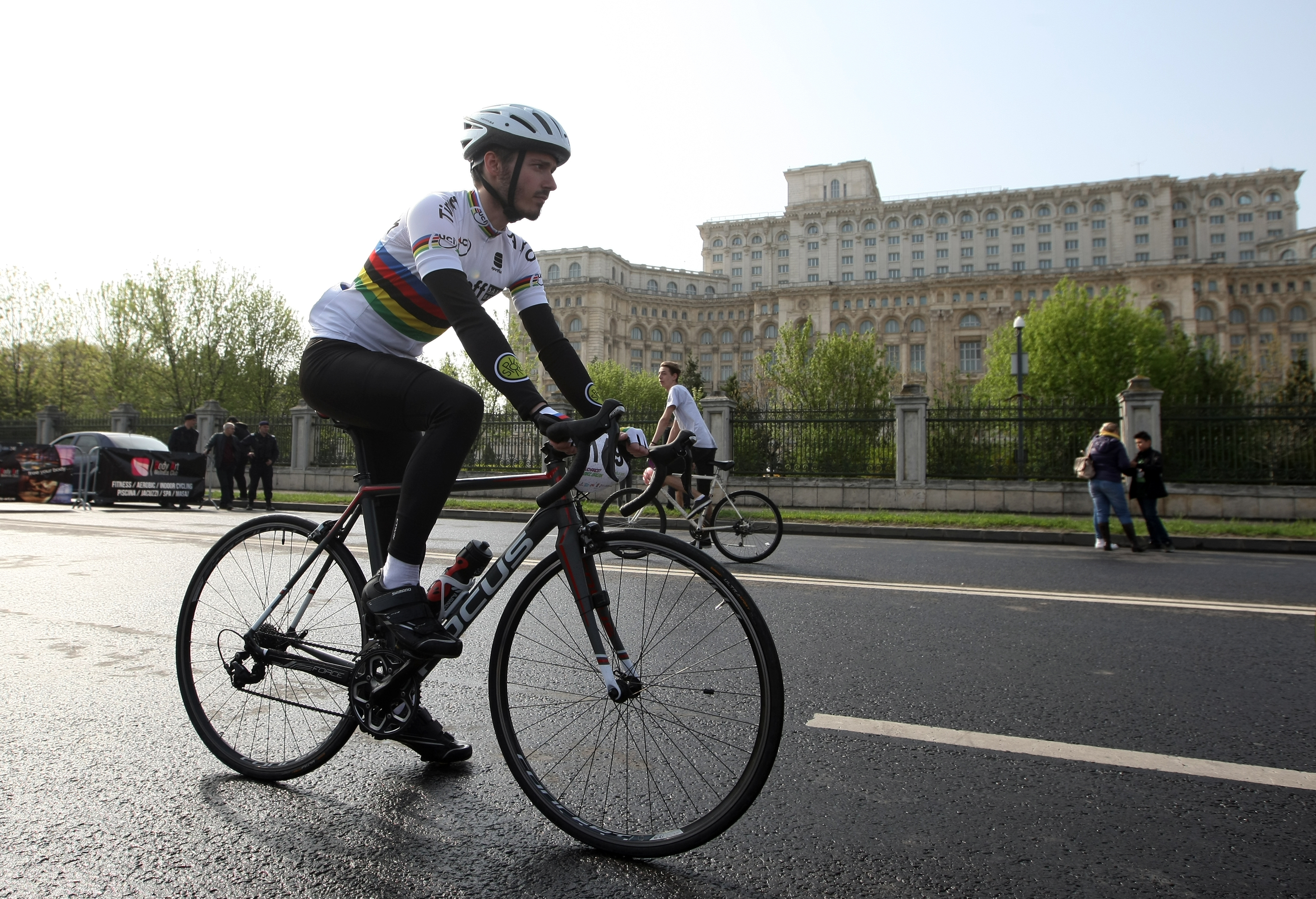 Cicliștii au înconjurat Casa Poporului! Start la Bucharest Bike Break