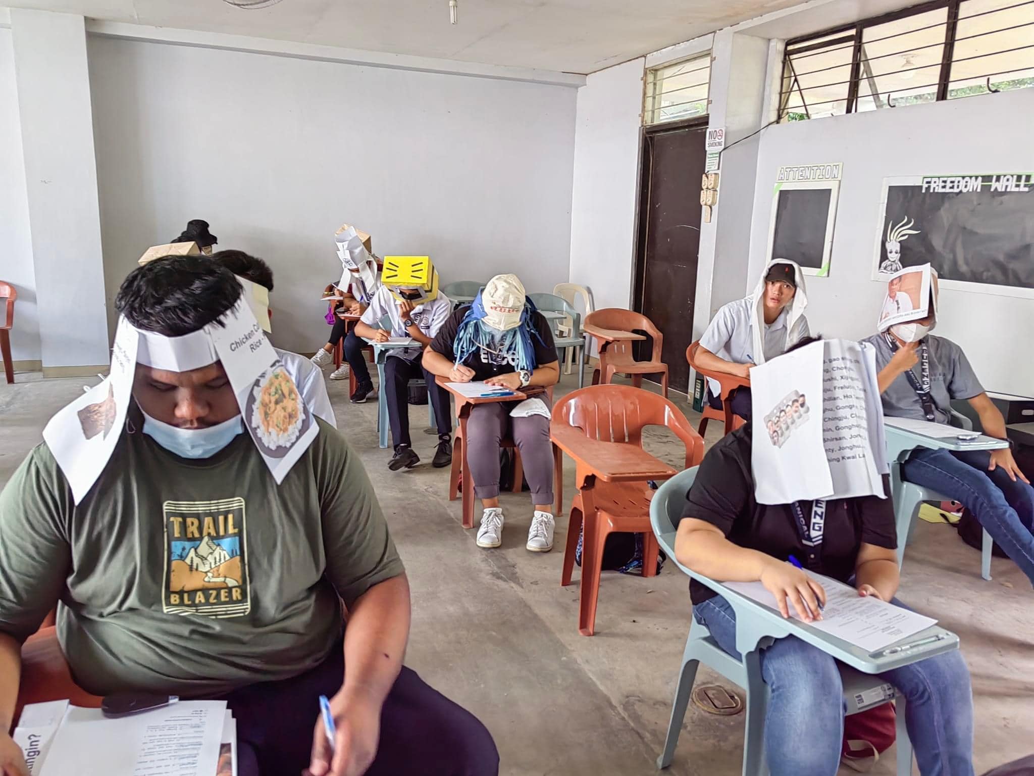 FOTO. „Pălăriile anticopiat” ale unor studenţi din Filipine au devenit virale pe reţelele de socializare