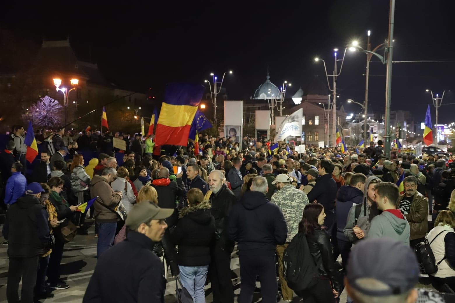 FOTO&VIDEO/ Sute de oameni au protestat sâmbătă seară în Piața Universității. Tudor Chirilă și regizorul Stere Gulea, printre protestatari