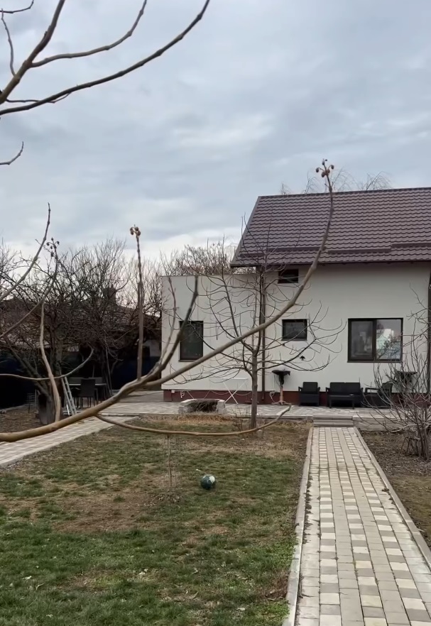 Imagini cu casa de la țară în care locuiește Oreste cu familia. Și-a construit în satul Fundeni, în Călărași, o locuință cu mai puțin de 60.000 de euro