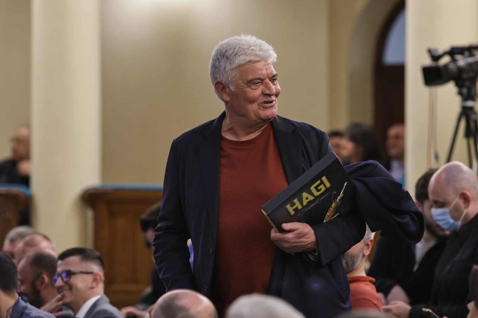 Gheorghe Hagi și-a lansat autobiografia, „Hagi - Drumul meu”. Legendele fotbalului românesc au stat la coadă pentru a obține un exemplar cu autograf