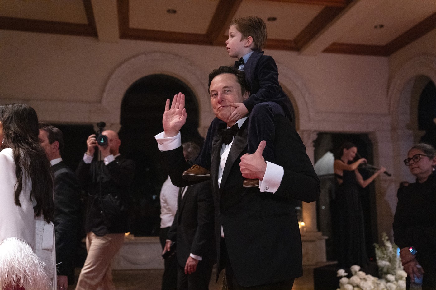 Donald Trump și Elon Musk, dans viral în noaptea de Revelion. S-au distrat pe ritmurile piesei „YMCA” VIDEO