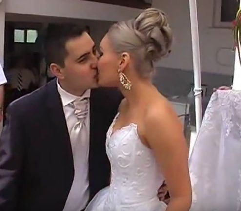 Incredibil cum arăta Maria Constantin la prima sa nuntă. Cum a fost fotografiată pe uliță și gestul aducător de ghinion pe care l-a făcut | FOTO