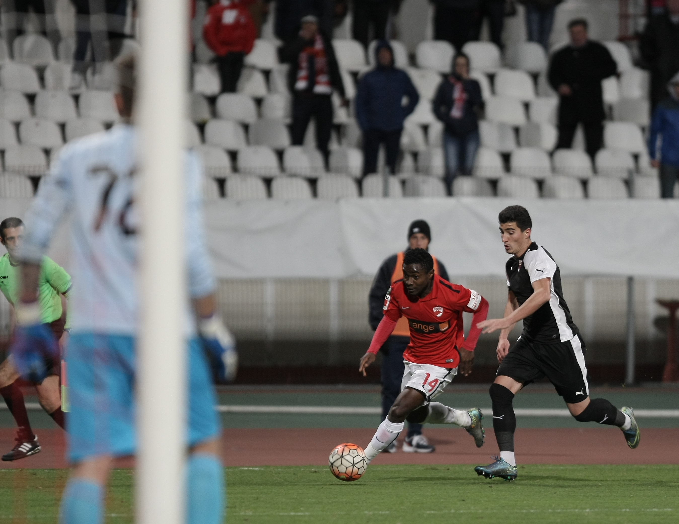 Liga 1: FC Voluntari - Dinamo 1-3. Gnohere a marcat după doar 36 de secunde, Steliano Filip a majorat diferența spre finalul primei părți. După pauză, Anton a marcat primul gol la Dinamo, iar Spahija a spălat rușinea gazdelor. Arbitrul Andrei Chivulete a anulat eronat un gol reușit de ilfoveni. ”Câinii roșii” au depășit Steaua în clasament / FOTO