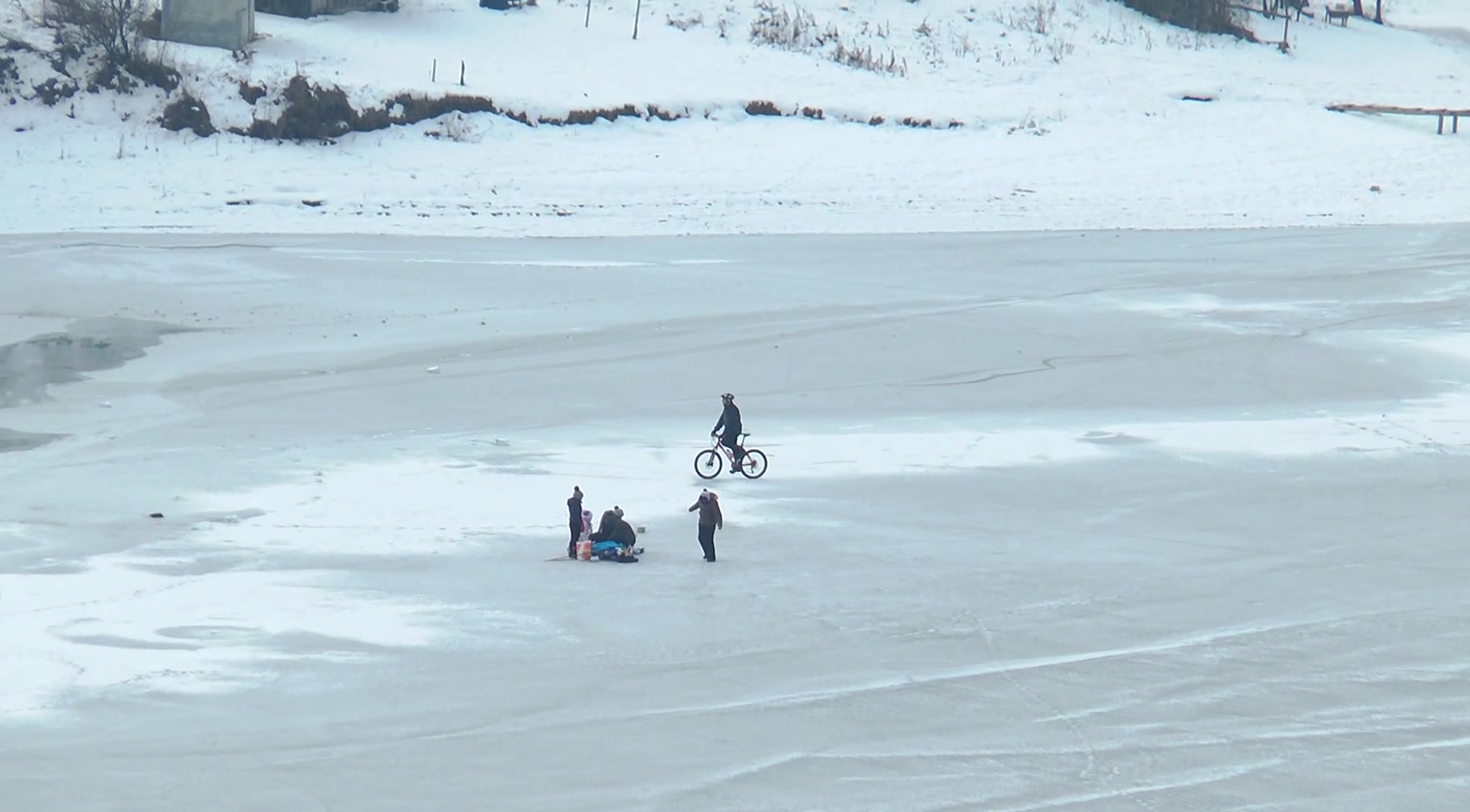 Tinerii patinează pe Lacul Cinciș din Hunedoara care a înghețat. Gheața se poate sparge oricând