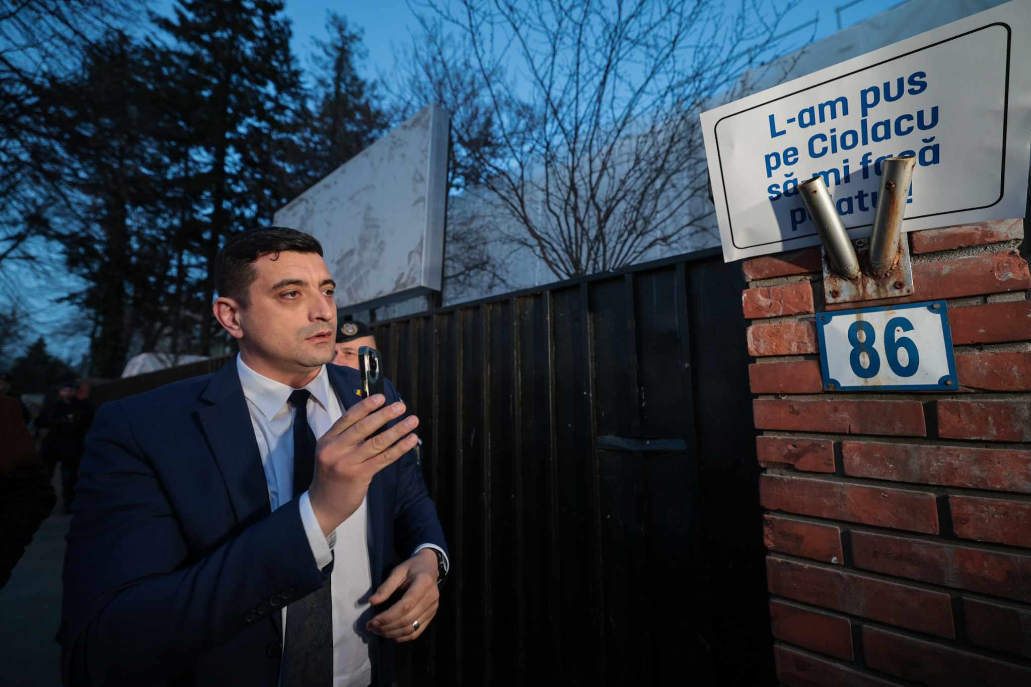 Protest AUR în fața imobilului din Aviatorilor renovat în secret pentru 7 milioane de euro: „După mandat, un palat”