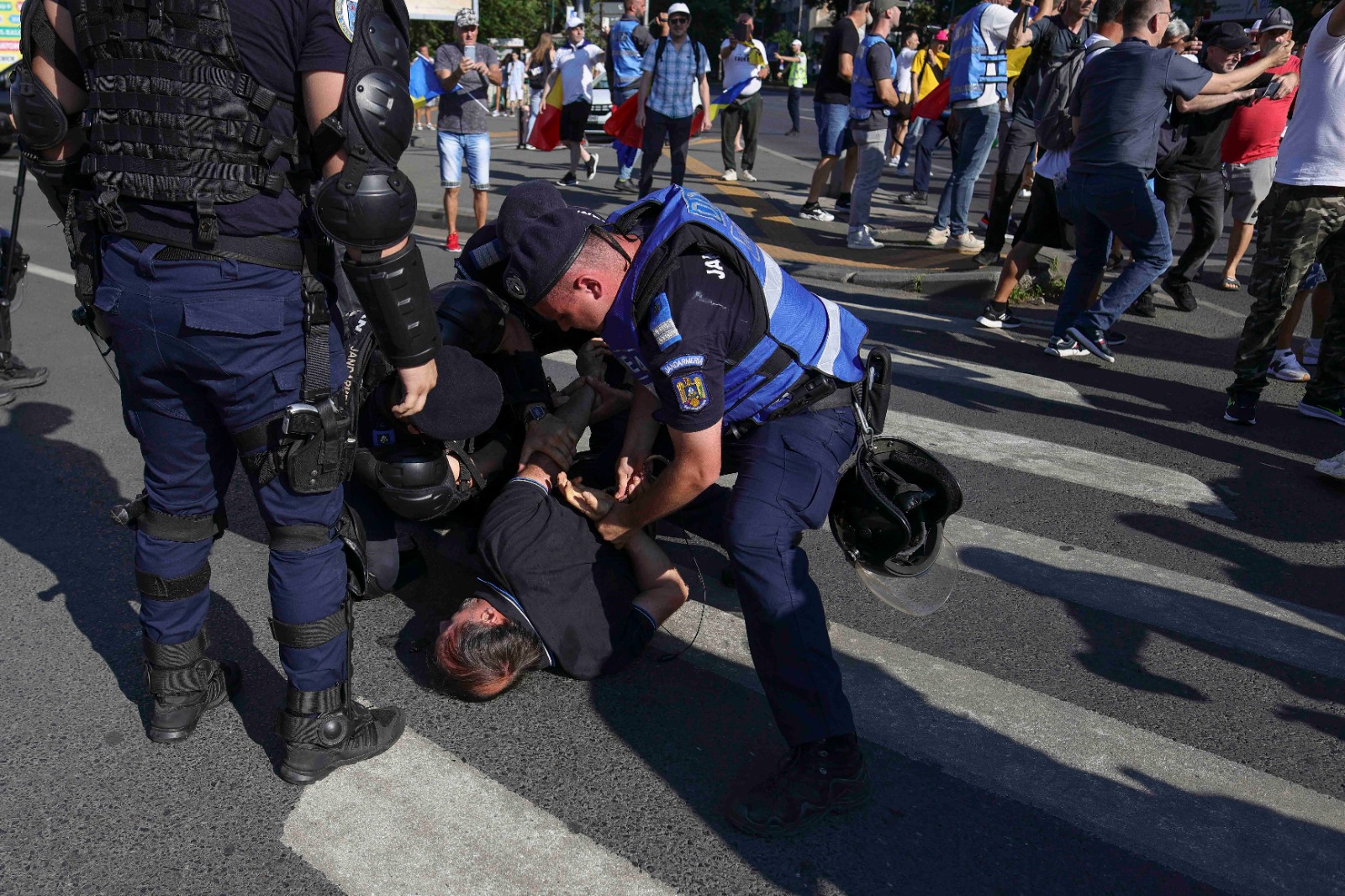 Fake-news-uri cu un jandarm care calcă drapelul și unul care plânge la mitingul pro Călin Georgescu, distribuite pe rețelele sociale, demontate de jandarmi
