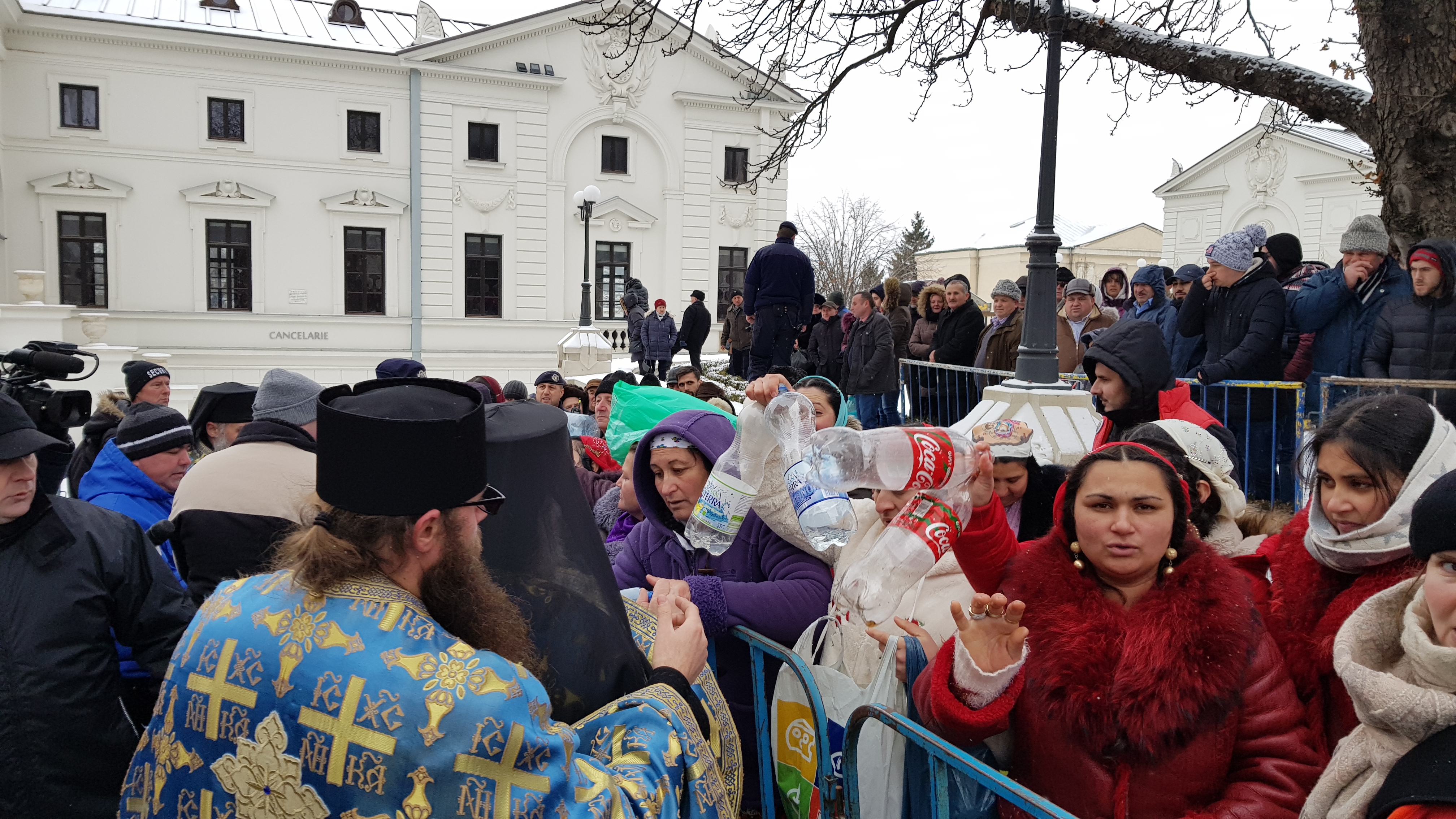 VIDEO&FOTO/ Peste 15.000 de litri de agheasmă au fost împărțiți la Iași. Nici anul acesta nu au lipsit îmbrâncelile și certurile