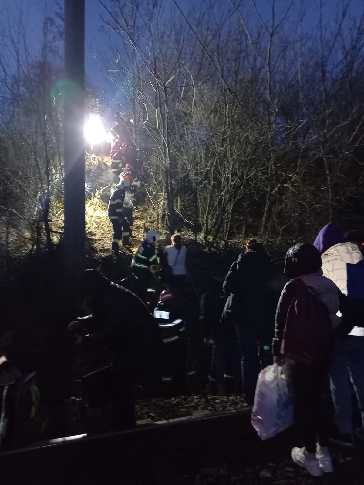 Incident feroviar în Teleorman: marfar încărcat cu mașini, lovit de un tren cu pasageri. Inițial, autoritățile au anunțat că marfarul a deraiat