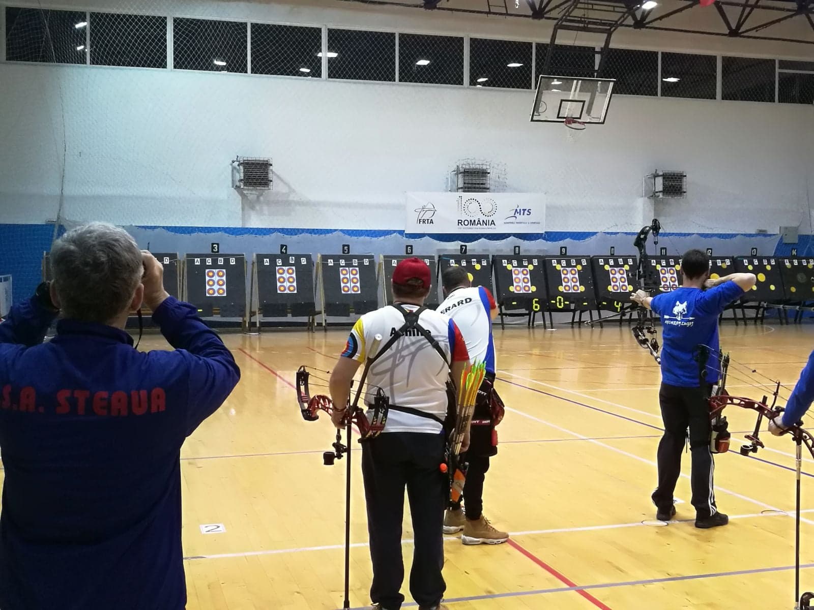 Începe Campionatul Național de Tir cu Arcul indoor destinat persoanelor cu dizabilități fizice. Competiția, în sala de sport a Liceului Traian din București | FOTO
