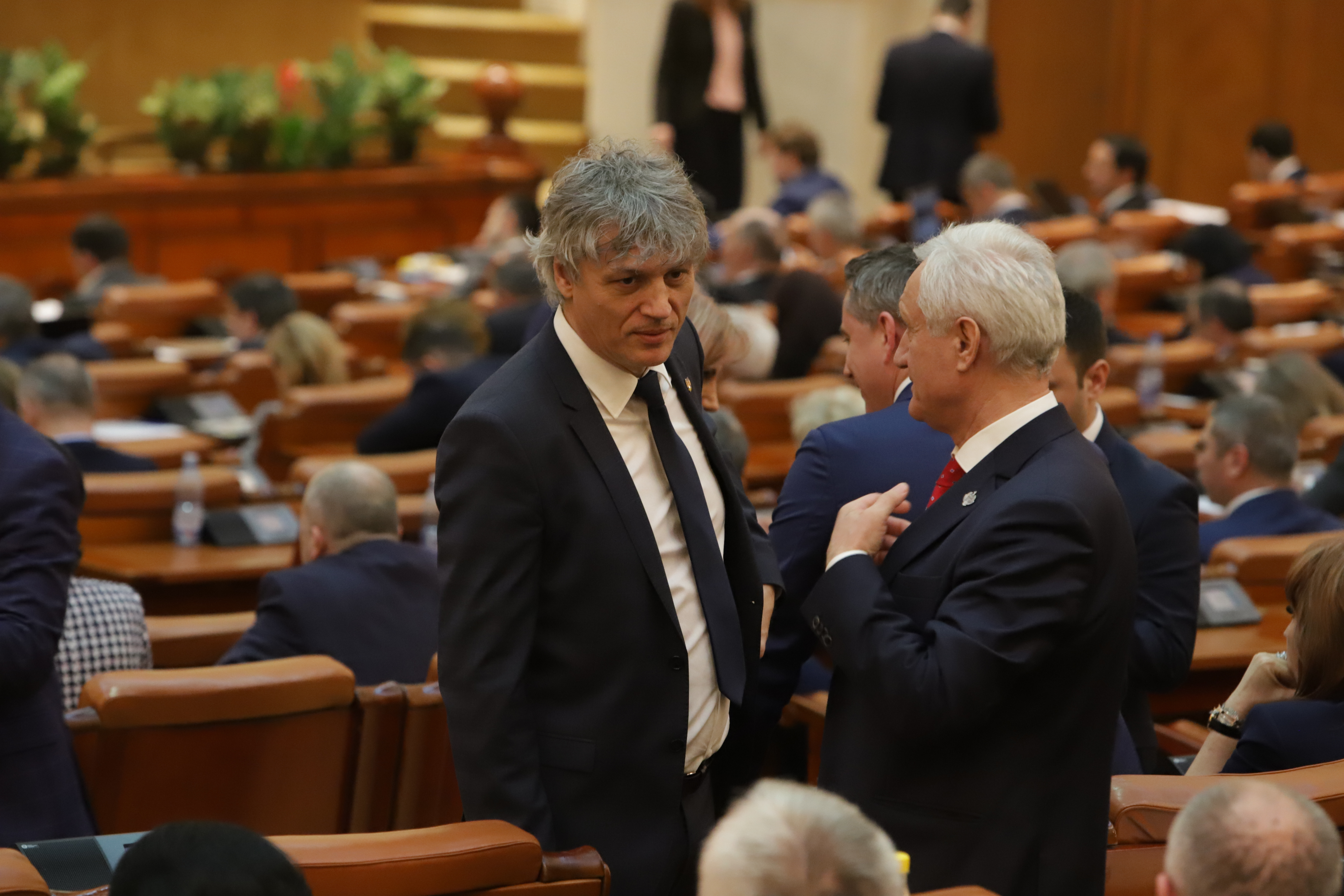 UPDATE. Plenul Parlamentului a început dezbaterea la proiectul de buget pe 2019. Dragnea lipseşte, miniştrii din Cabinet nu au ajuns la şedinţă (FOTO/ VIDEO)
