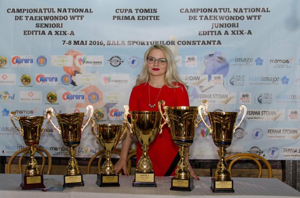 E blondă, frumoasă, licențiată în economie și scoate campioni pe bandă rulantă la Taekwondo GALERIE FOTO