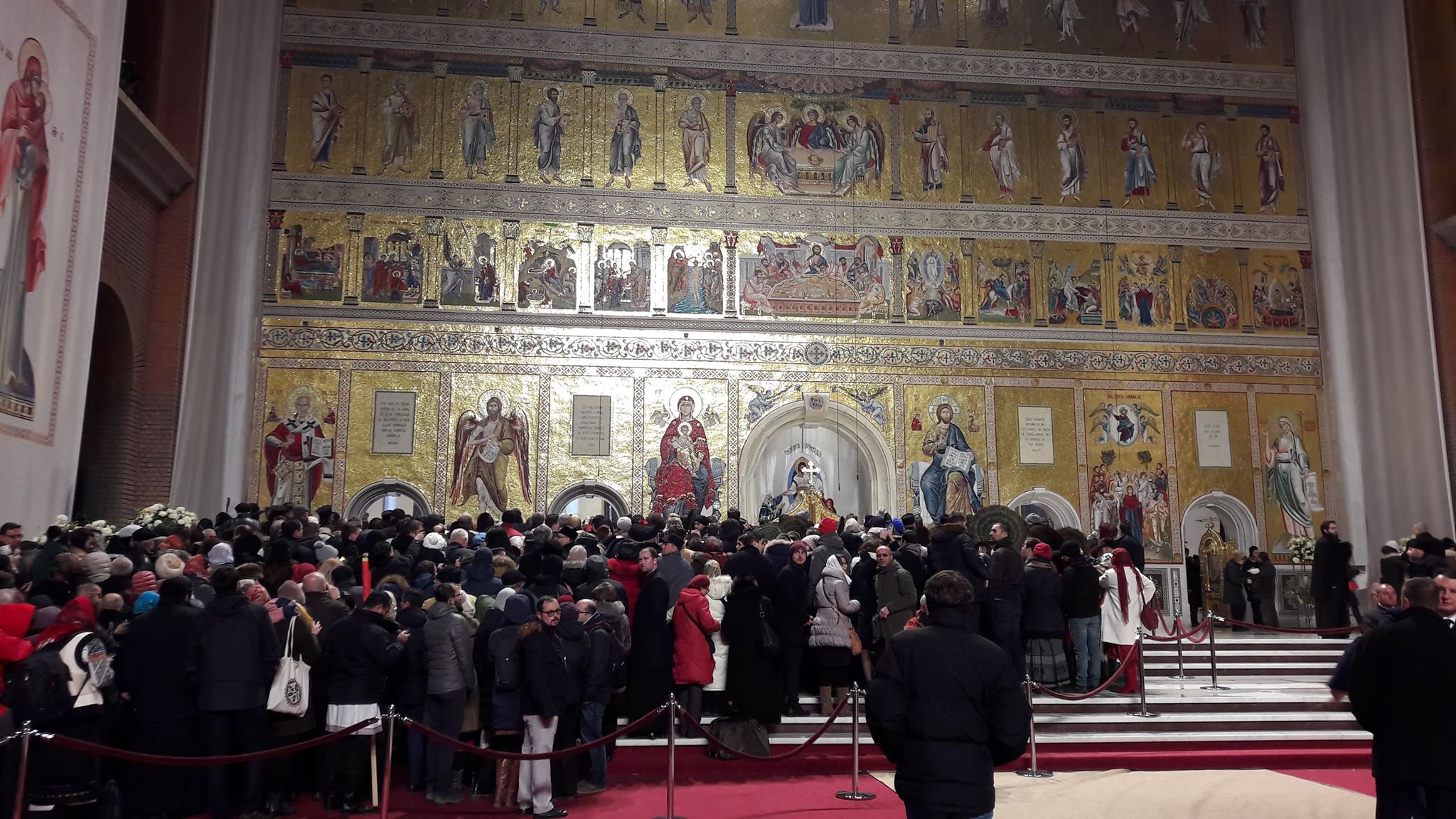 FOTO | Imagini din interiorul Catedralei Mântuirii Neamului. Patriarhul Daniel spune „este totuşi mică în raport cu populaţia credincioşilor care sunt afară”