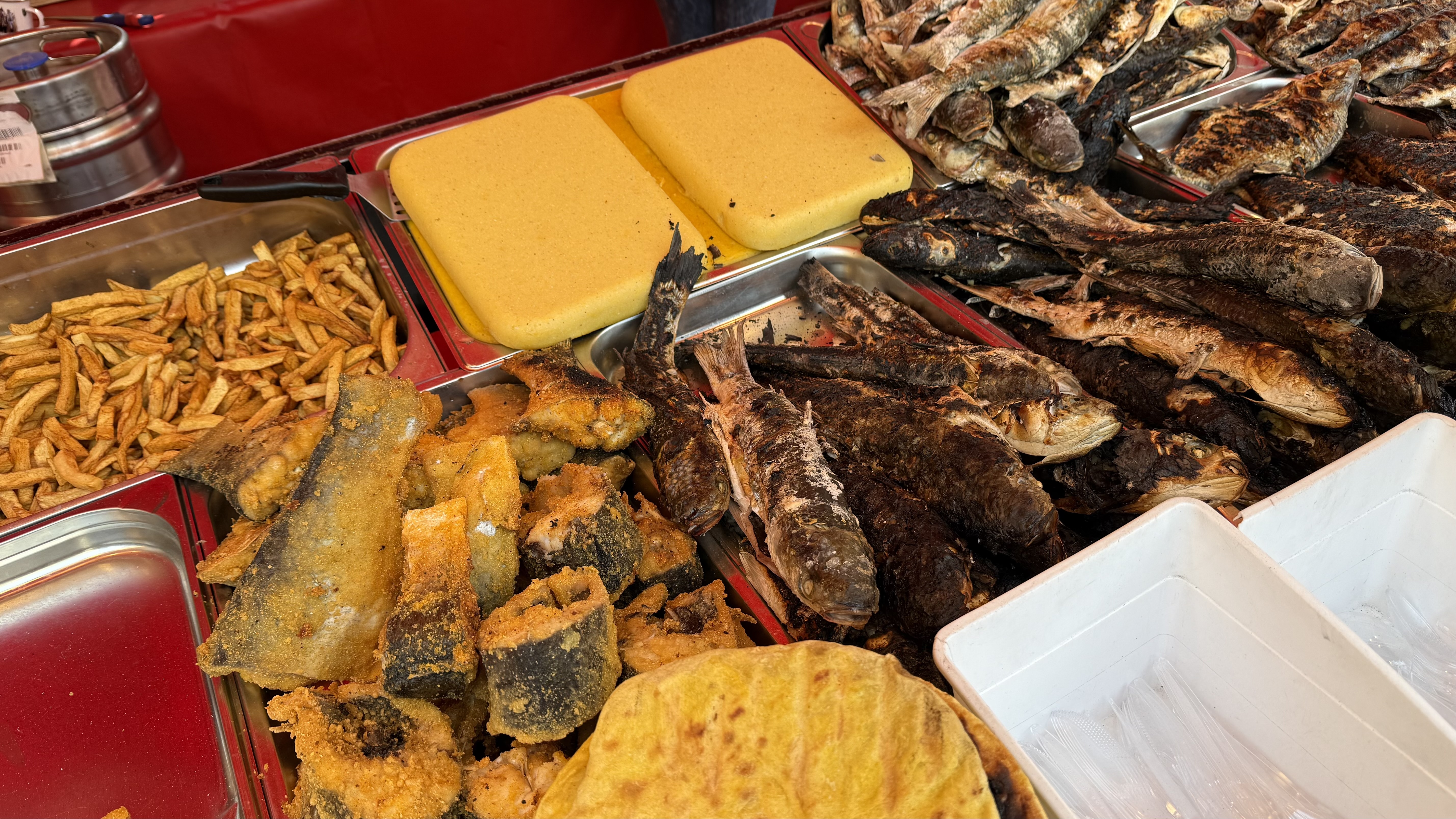 Cât costă o ciorbă pescărească lipovenească la Festivalul Pescăresc din București? O bucată de crap, cât un kilogram, în Obor