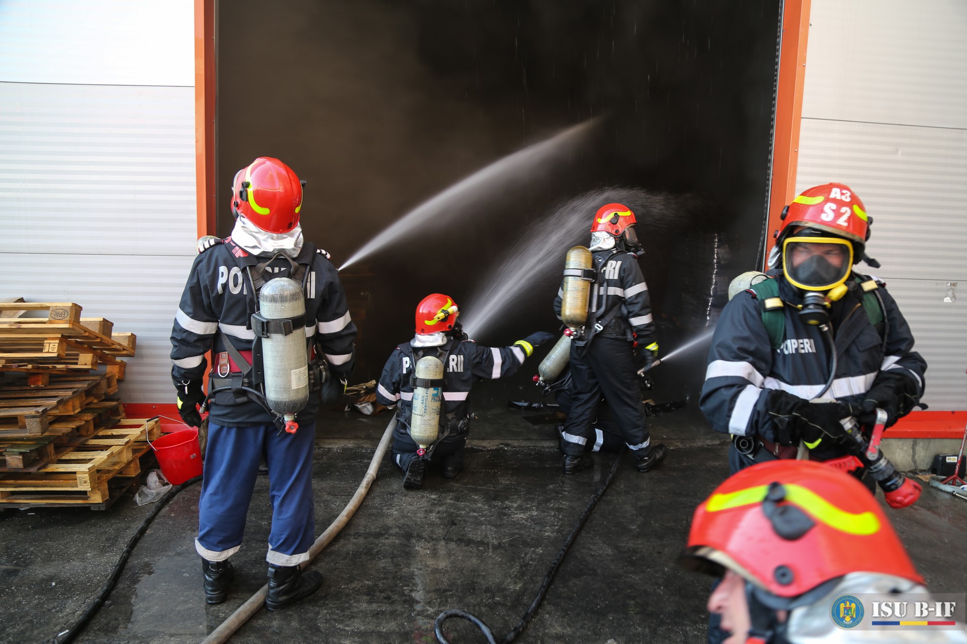 VIDEO | Un pompier și-a riscat viața pentru a salva o pisică dintr-un incendiu puternic. “Vă rog să-mi spuneți că trăiește”