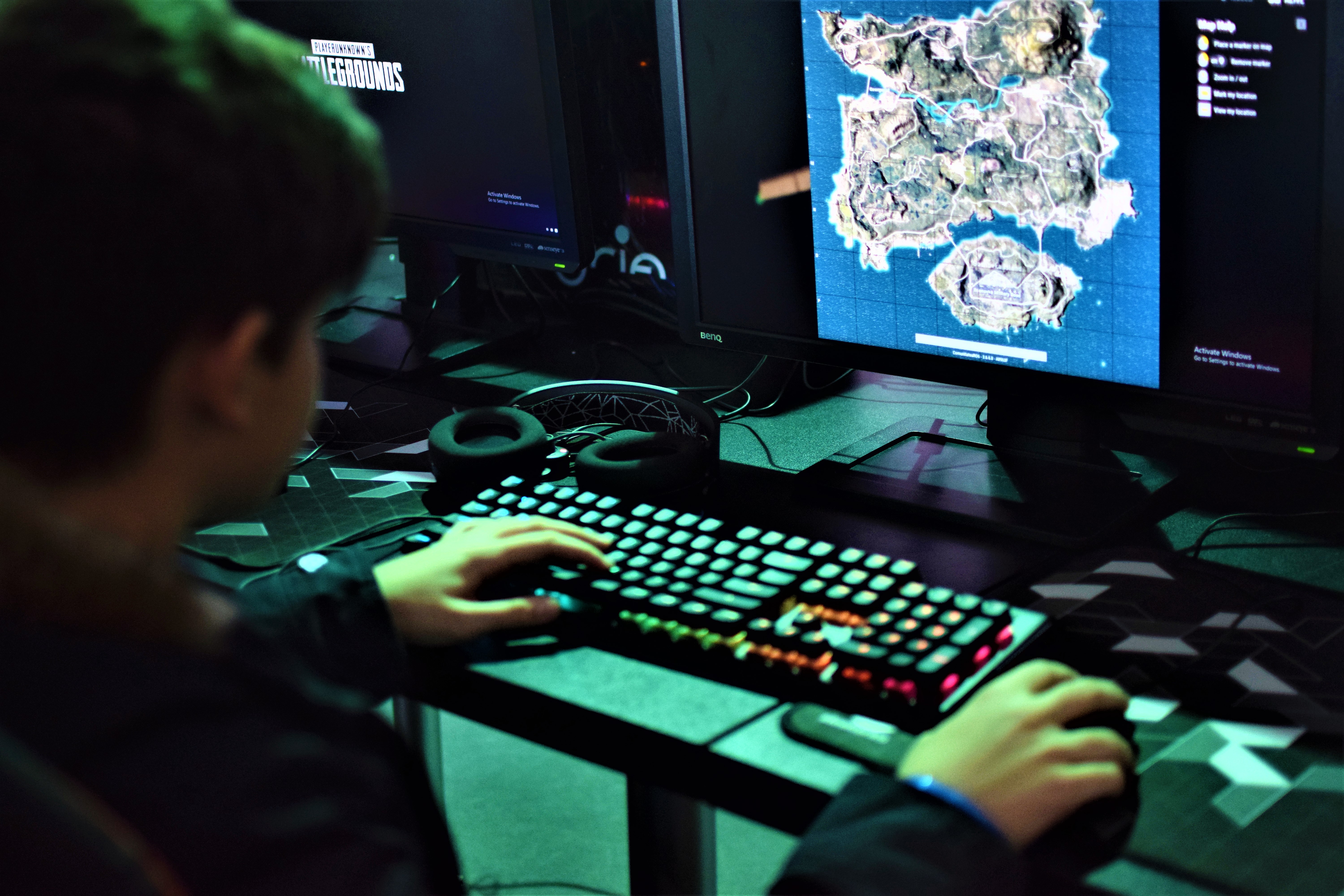 VIDEO&FOTO | Au mai mulți fani decât o vedetă, dar nu apar la TV. Secretele gamerilor și vlogărilor din România