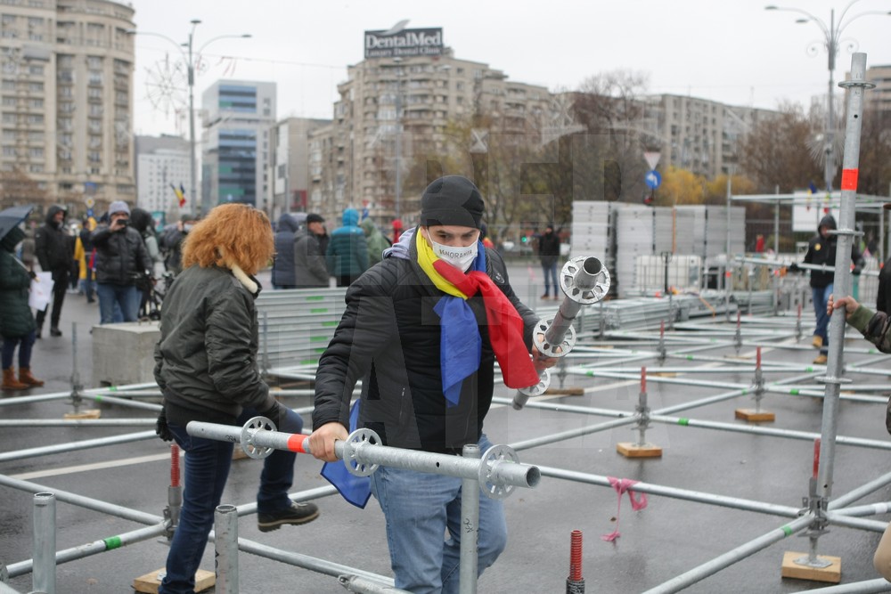 UPDATE. Protest și incidente în Piața Victoriei. Anchetă MAI după împiedicarea organizării târgului de Crăciun/ FOTO