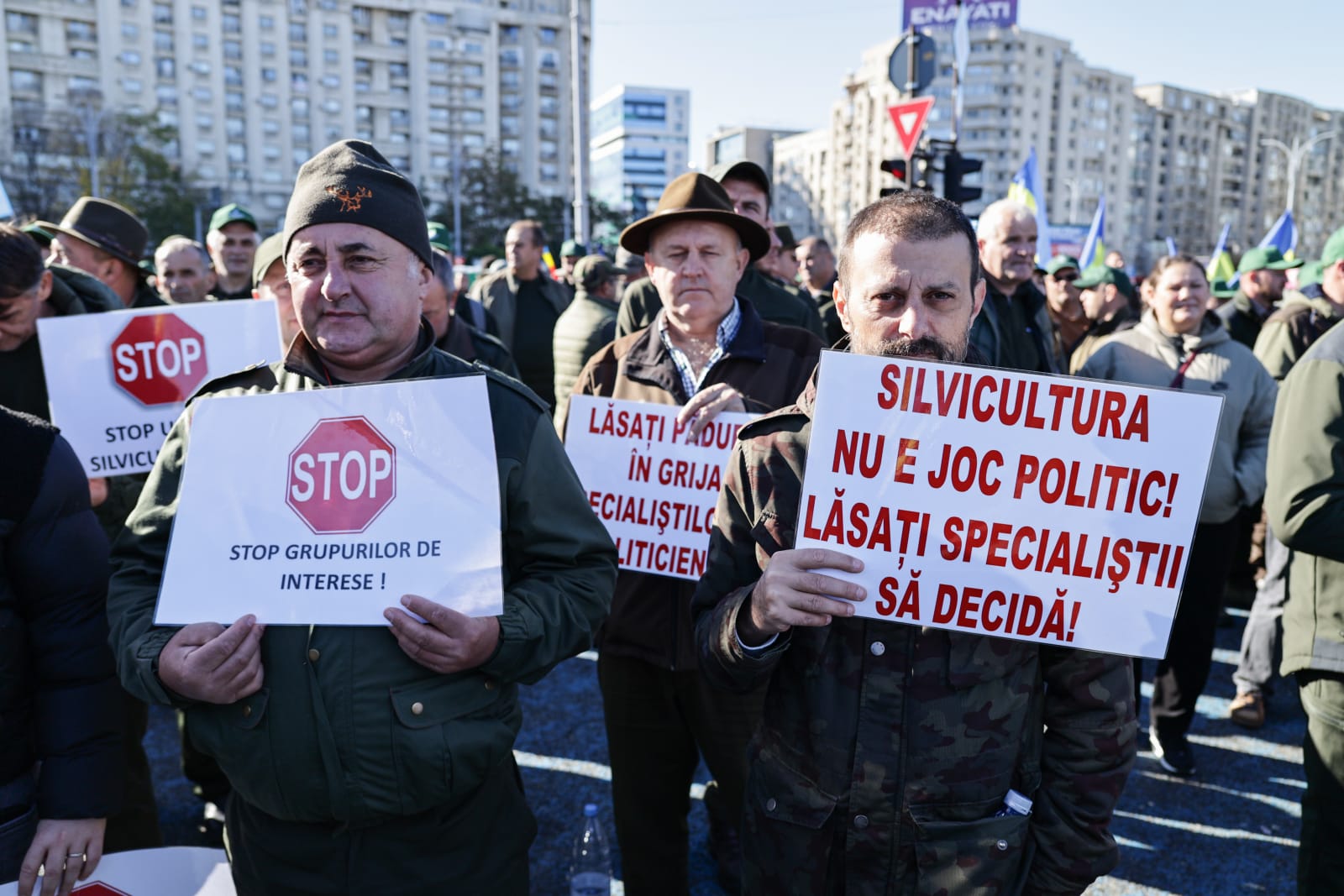Mii de oameni au protestat în Piața Victoriei  pentru creşterea salariului minim şi a pensiilor. Sloganurile politice, interzise