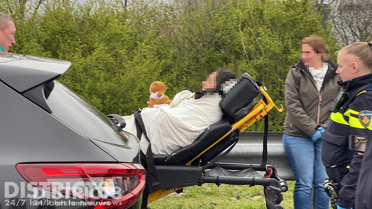 Polițiste cu lacrimi în ochi pe banda de urgență, unde au ajutat o femeie să nască o fetiță, pe o autostradă din Olanda | VIDEO