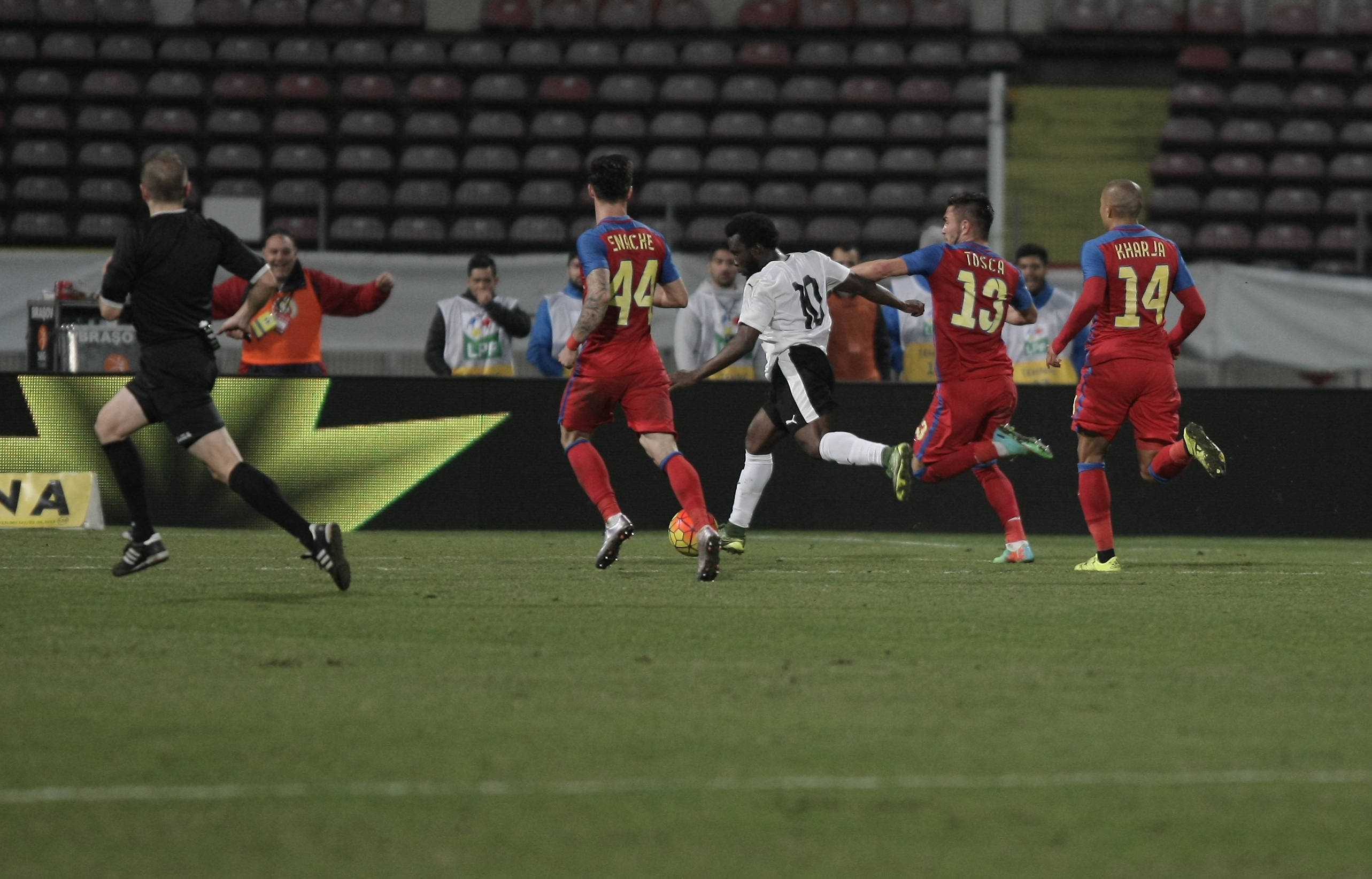 Meniu de fotbalist în Liga 1: spaghete cu ketchup, plus cartofi prăjiți și tocătură! Ivorianul Kone ”a mâncat ca spartul”, dar asta nu l-a împiedicat să zburde pe lângă ”leșinații” de la Steaua / GALERIE FOTO