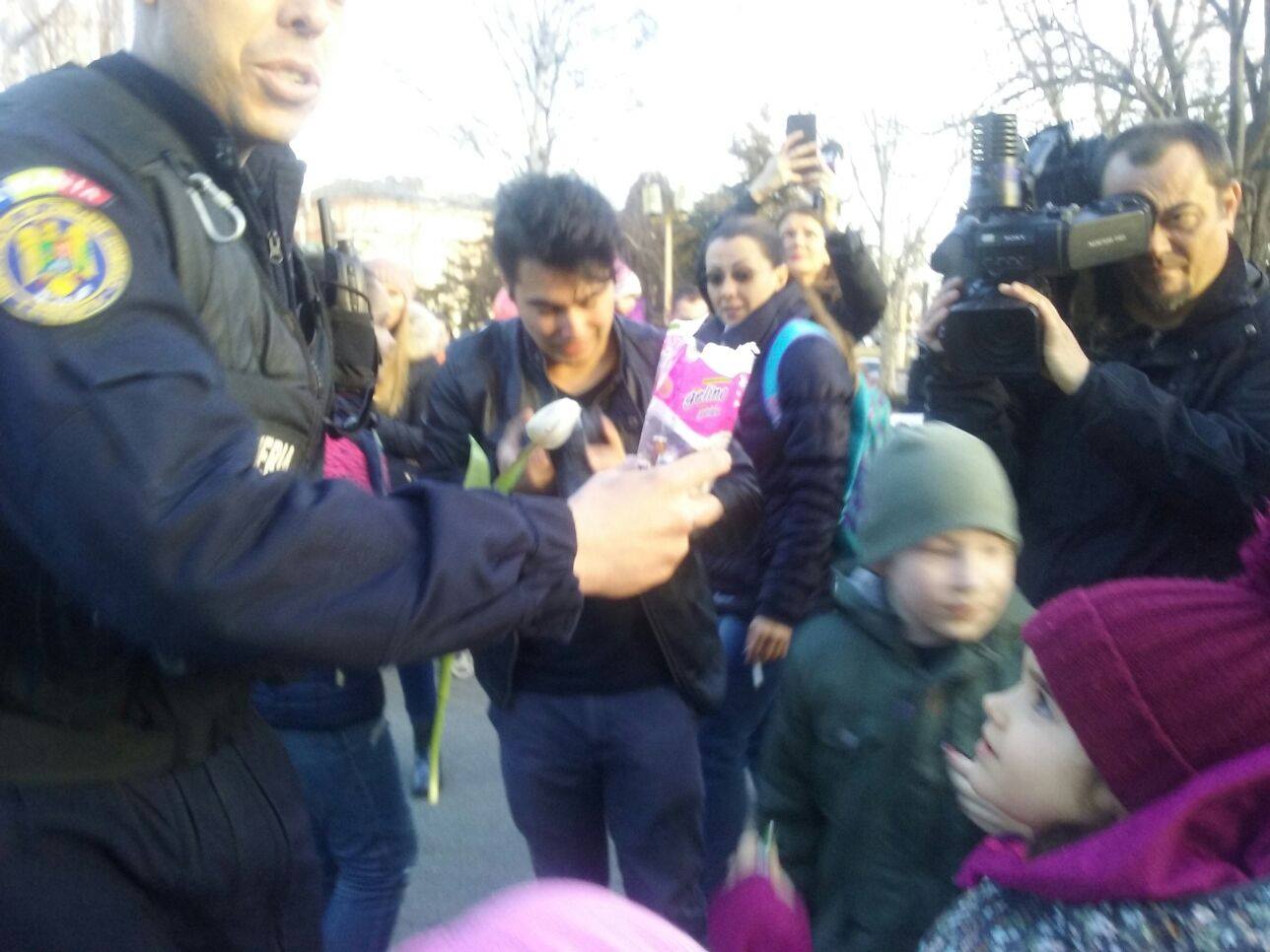 Protestul al copiilor la Constanţa! Jandarmii le-au oferit bomboane