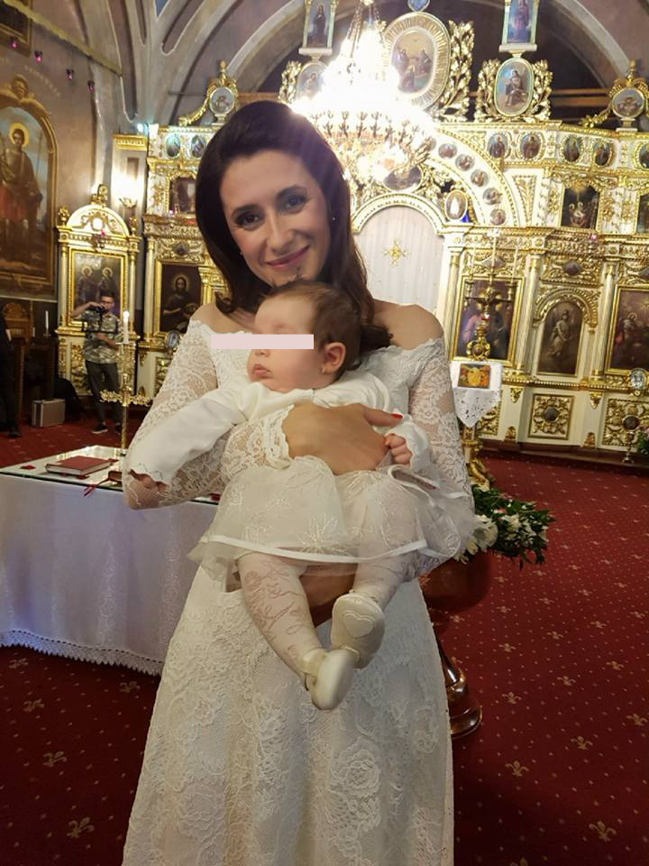 Iuliana Tudor, nașă de botez. Vedeta a arătat super într-o rochie ca de mireasă | FOTO