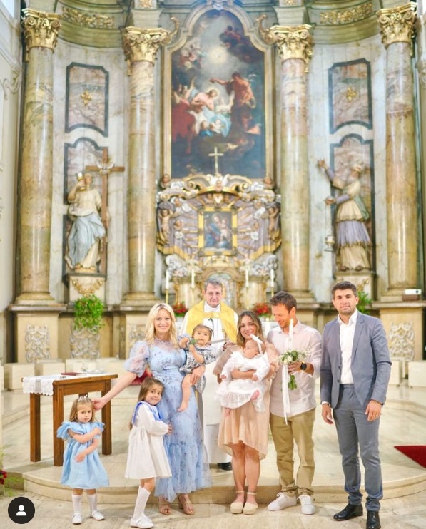 Laura Cosoi, nașă în ziua în care Smiley s-a căsătorit cu Gina Pistol. Ce eveniment important a avut în familie