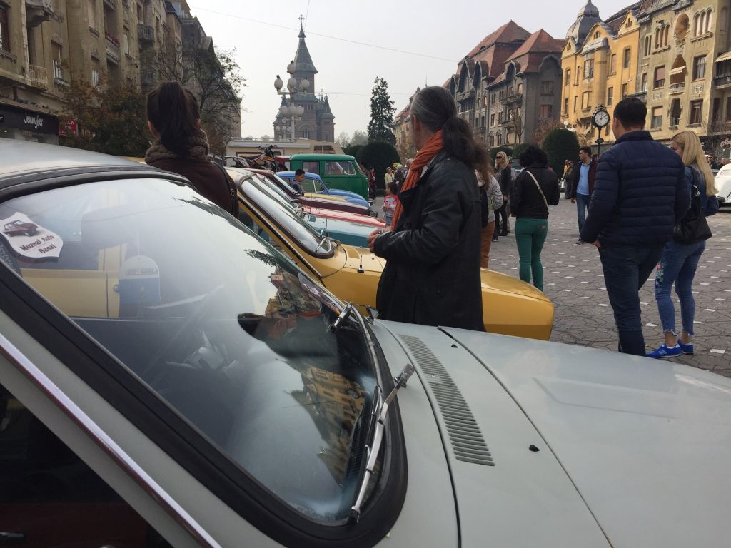 Mașina folosită de Robert Redford în filmul Havana, la Timișoara. E o replică, dar bijuteria a făcut furori printre iubitorii de mașini de epocă