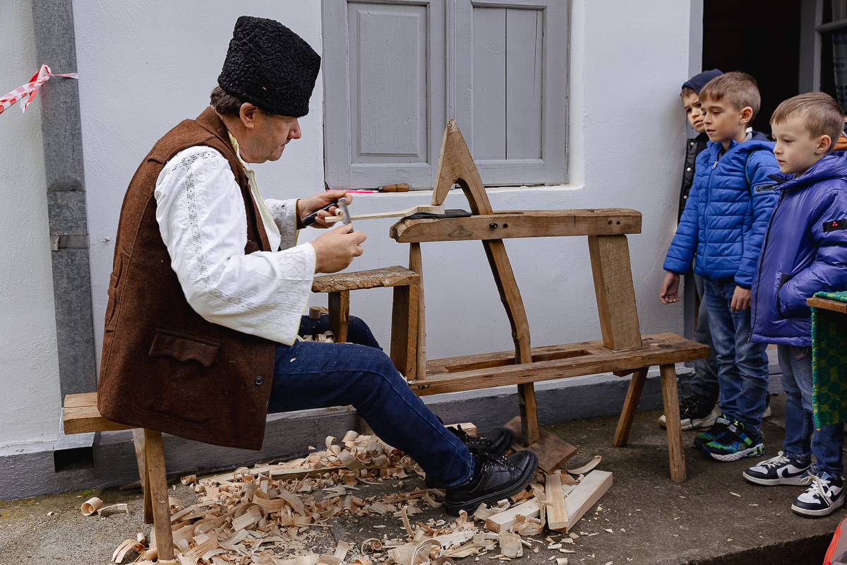De Paști, la Muzeul Satului Vrâncean, sute de copii au lăsat smartphone-ul și au pus mâna pe chișiță, să încondeieze ouă. „Unii chiar au îndemânare, au ieșit lucruri faine”
