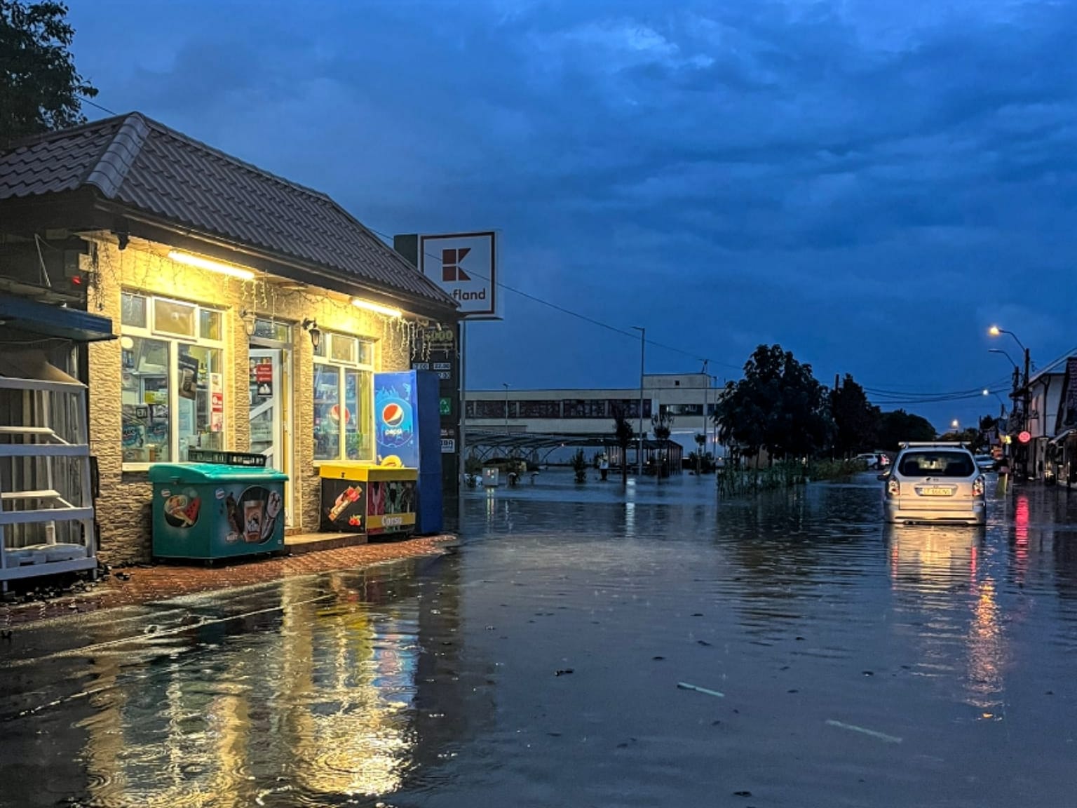 Urmările ploilor puternice de pe litoral. La Mangalia au căzut 200 l/mp. Maşini luate de apă, inundaţii în mai multe staţiuni: dezastru la Venus şi Vama Veche | FOTO
