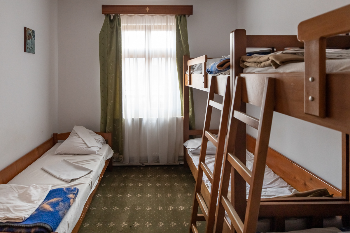 Refugiaţi ucraineni au ajuns la Mănăstirea Putna: „Mâncarea nu e o problemă, la cazare găsim soluţii”
