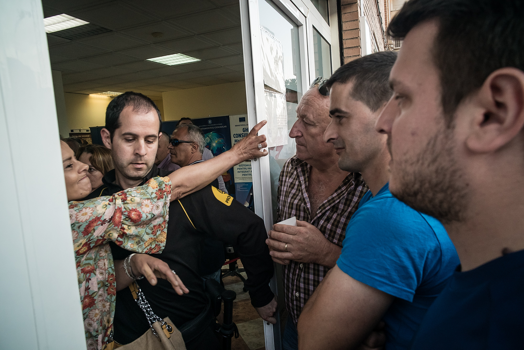 În diaspora au suferit și votanții, și oamenii din consulate! În Almería, românii au votat în trei ore și jumătate pentru alegerile din România și în 10 minute pentru “localele” din Spania!