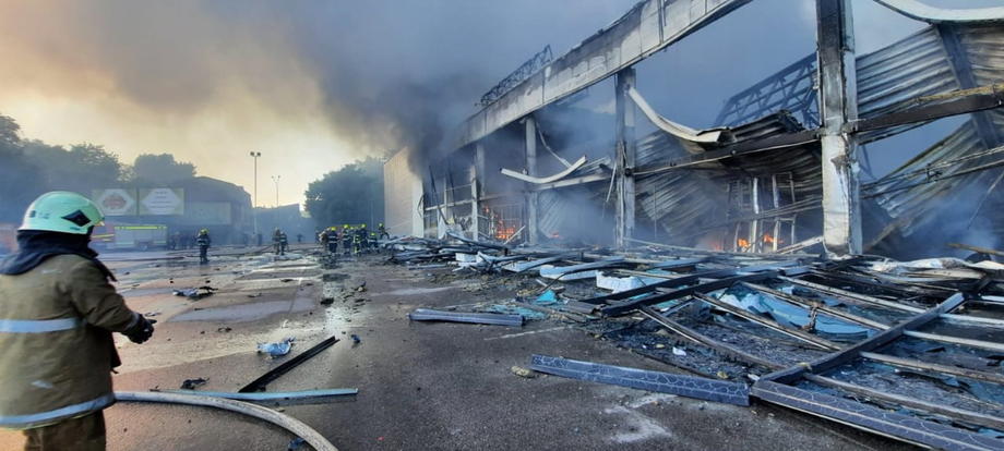 Imagini dramatice de la mall-ul din centrul Ucrainei, bombardat de ruși