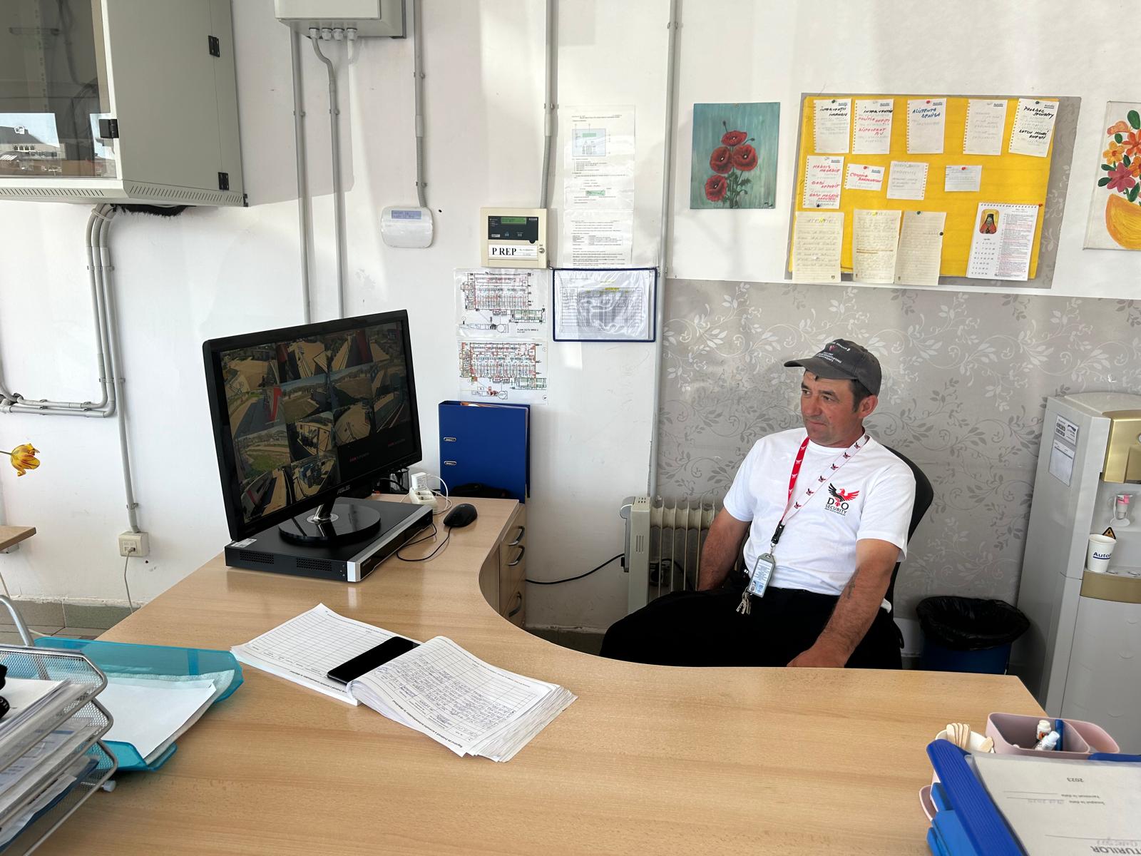 Florin, tatăl vicecampioanei olimpice la haltere Mihaela Cambei, este paznic la o firmă din Onești, apoi lucrează pe tractor: „Să muncești nu e o rușine”