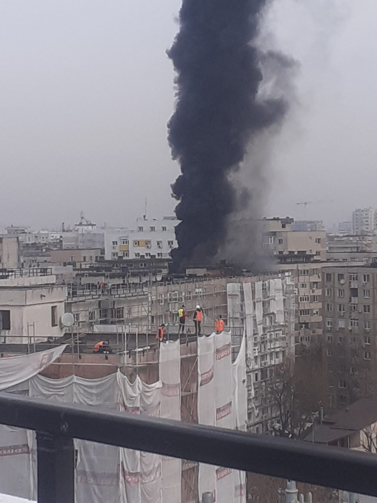 Incendiu puternic pe acoperișul unui bloc, în cartierul Rahova din București. FOTO