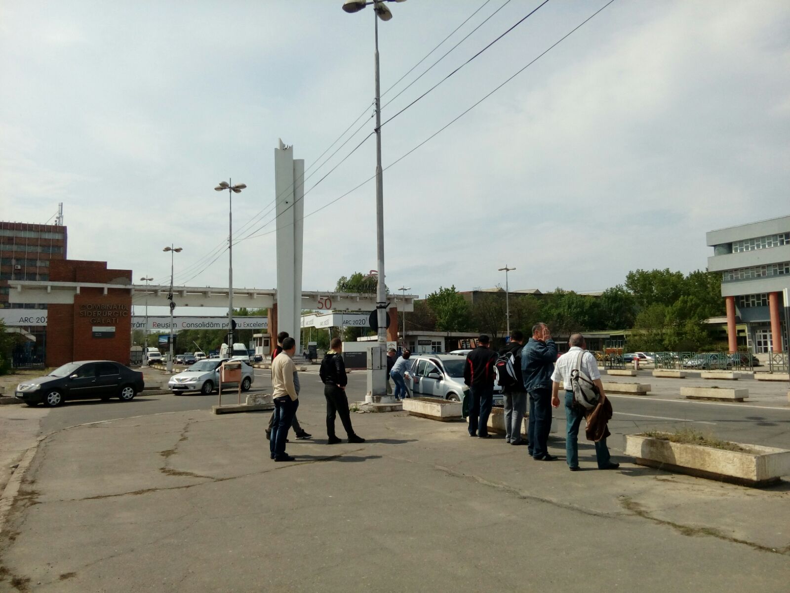 REPORTAJ/ Angajaţii ArcelorMittal Galaţi, între îngrijorare și speranță, înaintea vânzării. "Un şef spunea că cine ţine un ciorap găurit? Cine l-a găurit, nu tot ei?"
