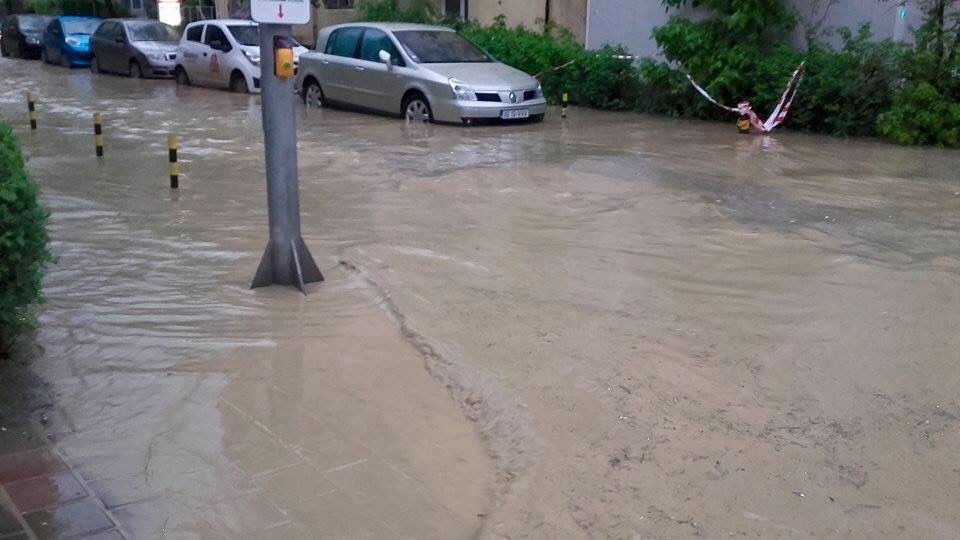 Iașiul, paralizat după o ploaie torențială! VEZI IMAGINILE DEZASTRULUI