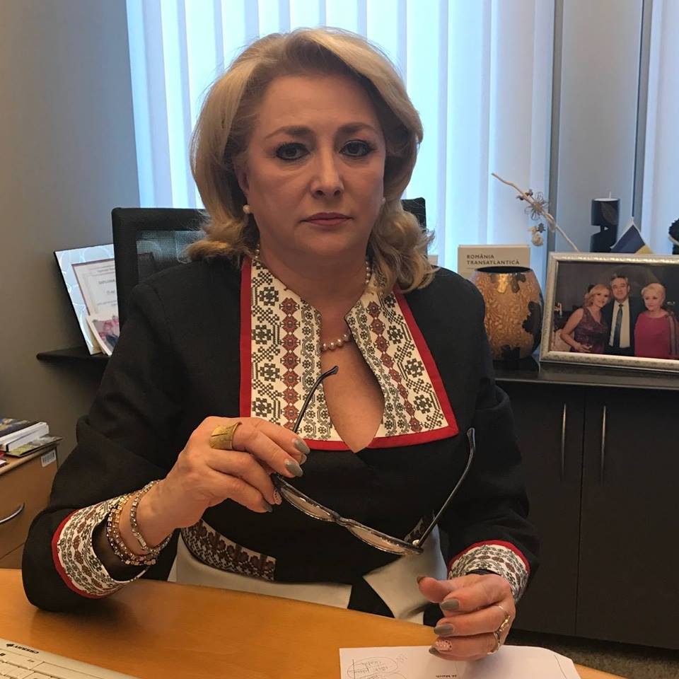 Atunci și Acum: Viorica Dăncilă, campanii pe tocuri, pe ulițele satului și iubitoare a portului tradițional