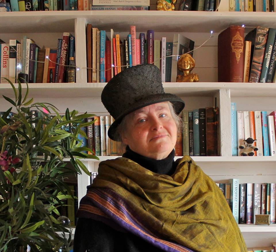 Scriitoarea britanică Arabella McIntyre-Brown trăiește și creează de 8 ani în munții României, după o viață întreagă petrecută în Anglia natală. "La români, cel mai mult îmi place ideea de vecin"
