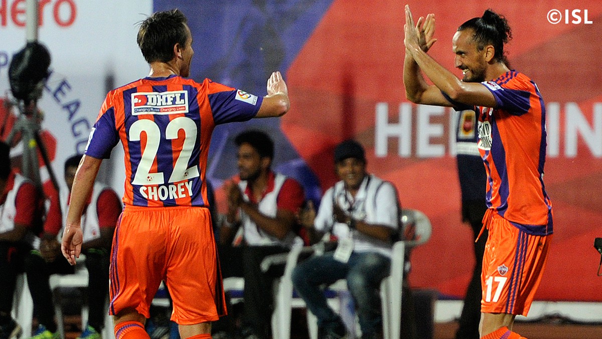 Mutu și-a început cu o pasă de gol aventura în India! Vrea să redevină titular la națională, dar a început ca rezervă partida Pune - Mumbay 3-1. ^Piteșteanul a intrat pe teren în minutul 61. Tricolorul a fluturat în tribune / FOTO
