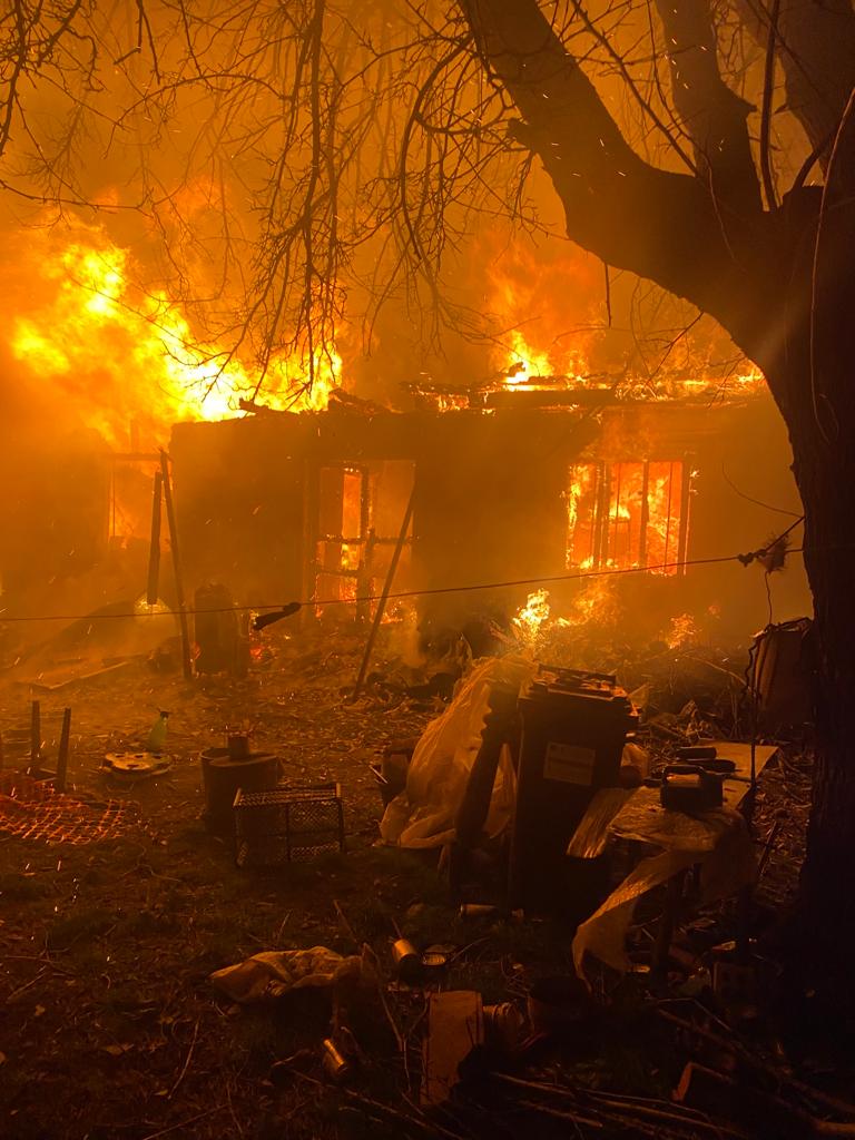 Doi frați din Neamț au murit noaptea trecută într-un incendiu violent. Casa s-a prăbușit după ce două butelii au explodat