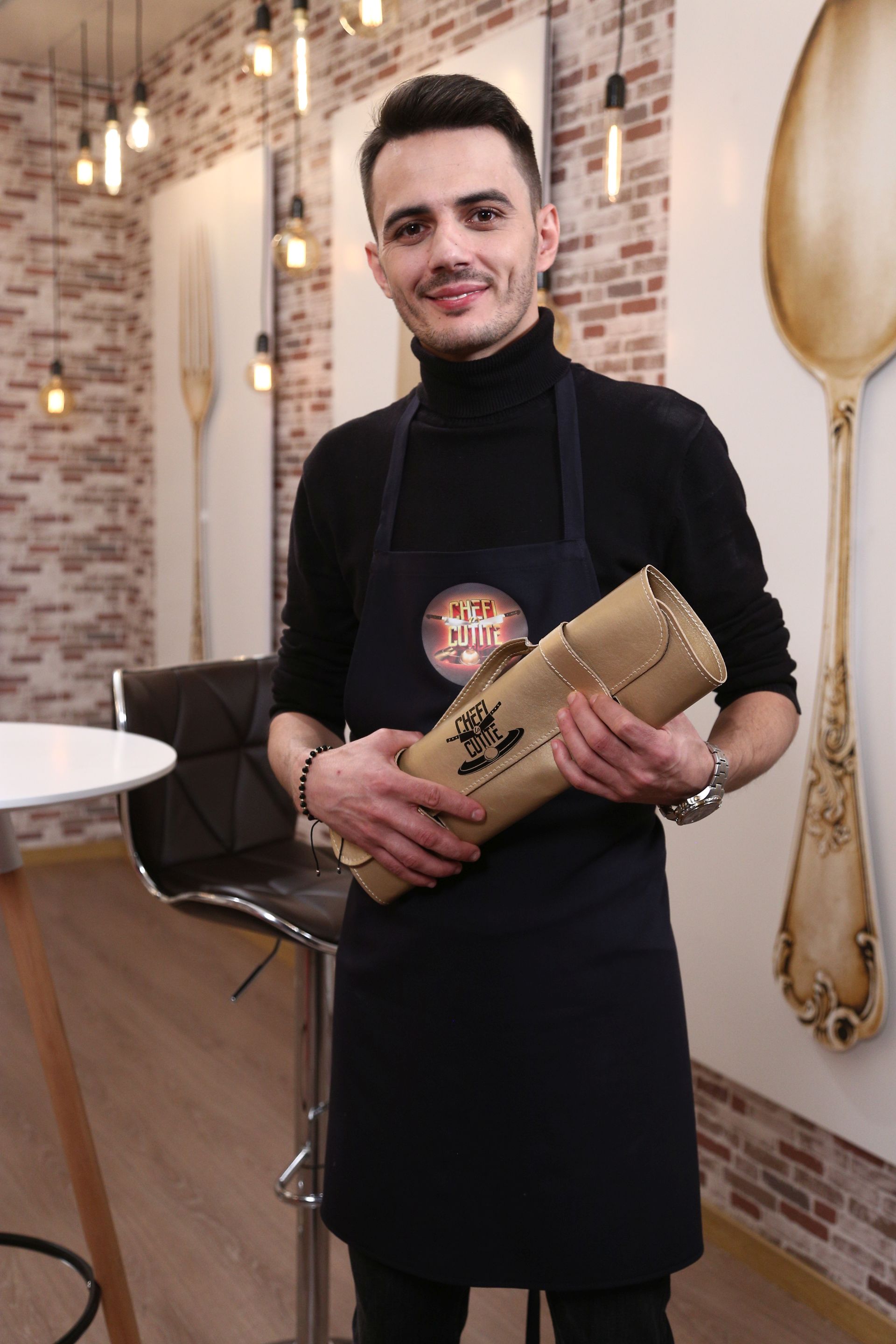 Cine este Florin Dragomir de la „Chefi la cuțite”. A primit cuțitul de aur: „Munceam în timp ce eram la liceu”